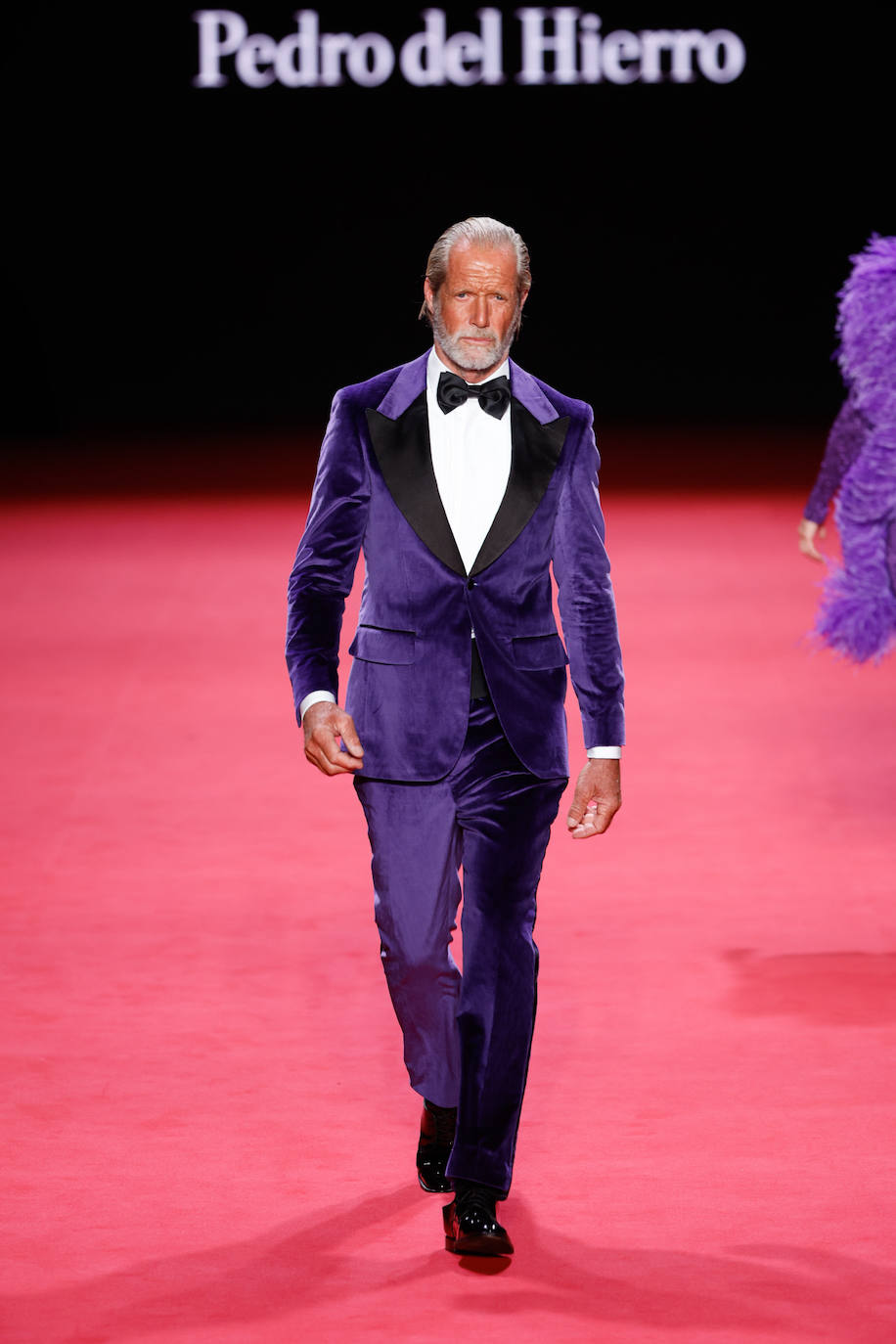 En el hombre tomó protagonismo la sastrería junto a abrigos y camisas, con siluetas ricas en volúmenes, texturas y color