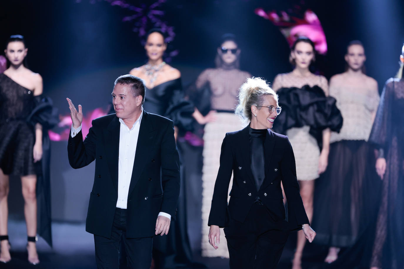 Hannibal Laguna Otoño/Invierno 2023/24. Los diseña fundadores de la marca Hannibal Lagua e Isabel Angulo salen a saludar al final del desfile. 