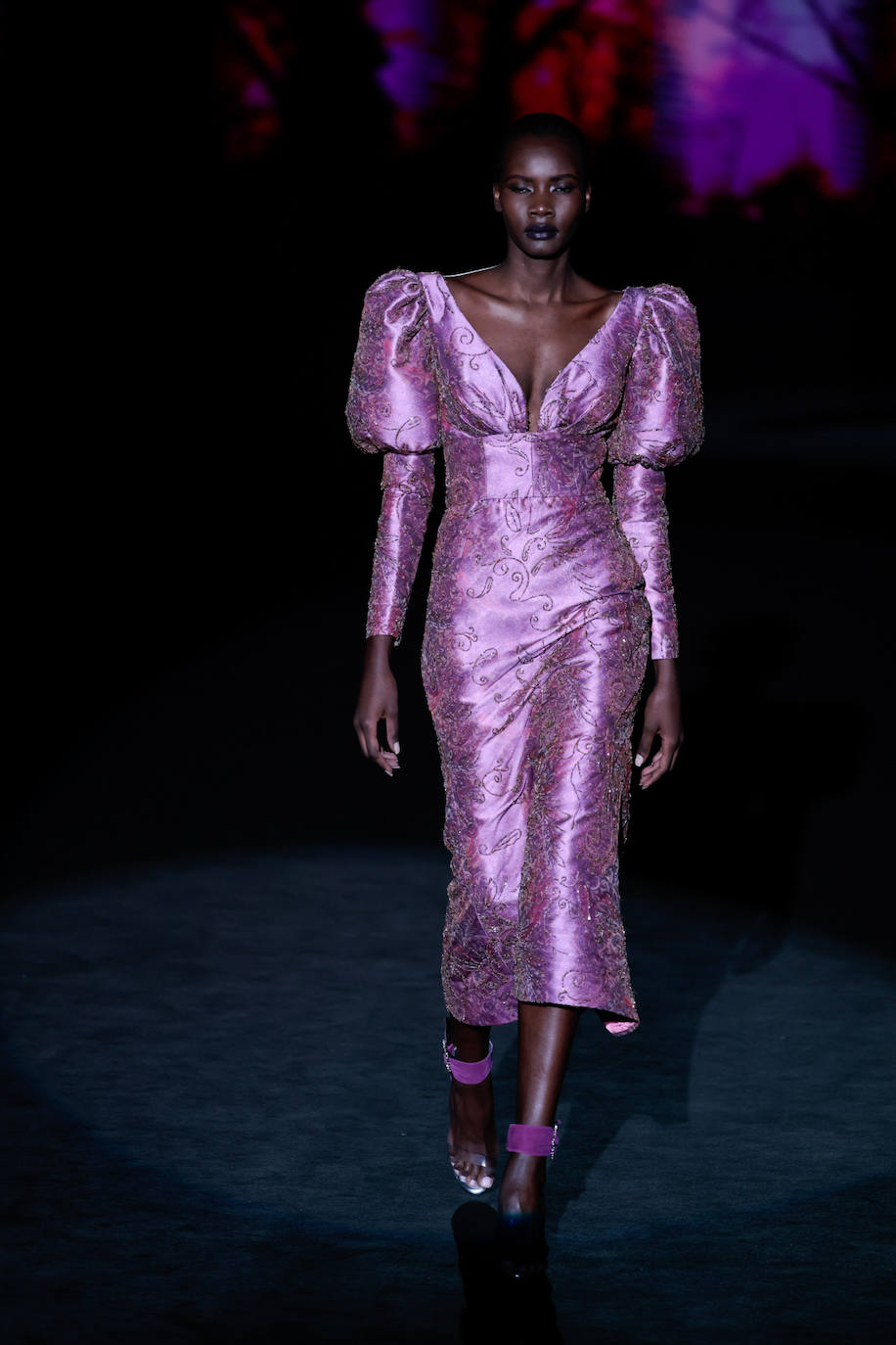 Hannibal Laguna Otoño/Invierno 2023/24. Los sugerentes escotes  y las mangas con volumen protagonistas de la colección de la marca 'made in Spain'. 