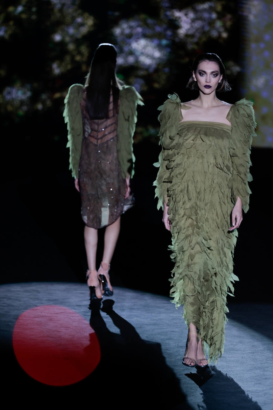 Hannibal Laguna Otoño/Invierno 2023/24. La colección está formada por prendas nocturnas inspiradas en la arquitectura, el arte y la cultura. 