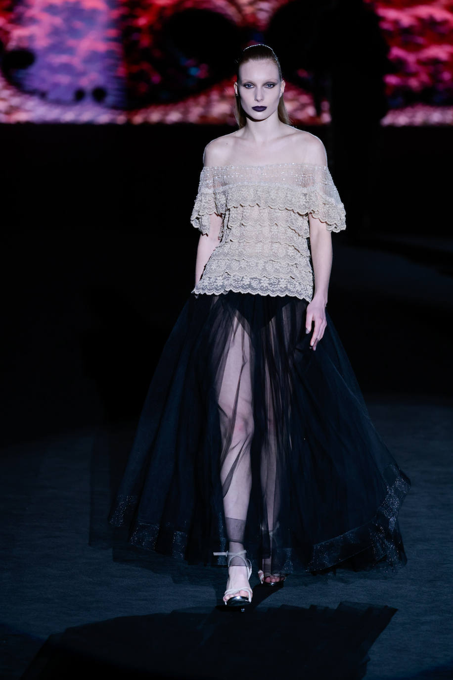 Hannibal Laguna Otoño/Invierno 2023/24. Las propuestas fusionan la modernidad con la excelencia artesanal de la alta costura. 