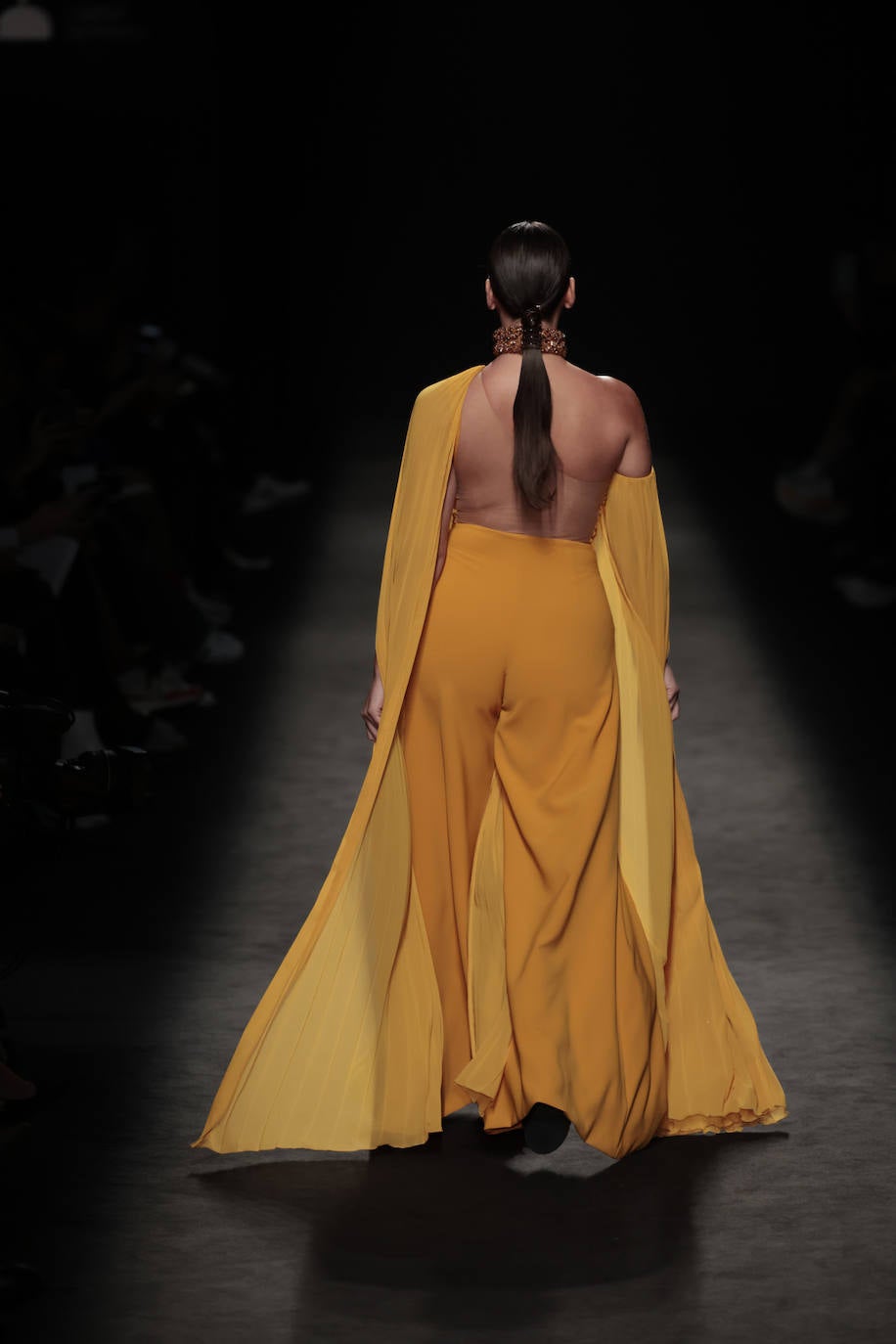 También aparecen pinceladas de verdes, naranjas y marrones para aportar calidez a la colección