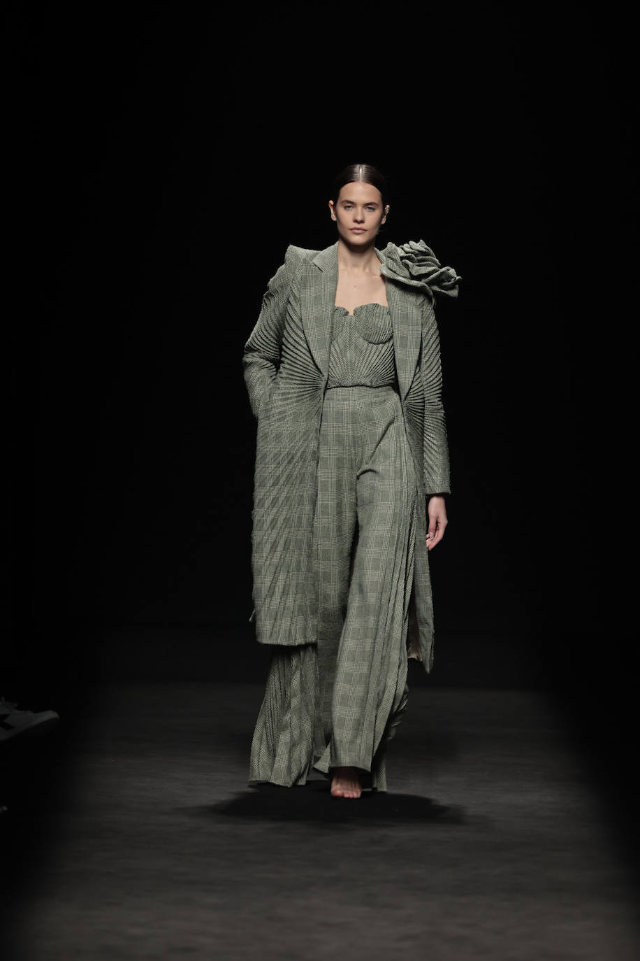 Sanchís emplea técnicas tradicionales con una sensibilidad moderna, creando piezas muy femeninas para una mujer actual 