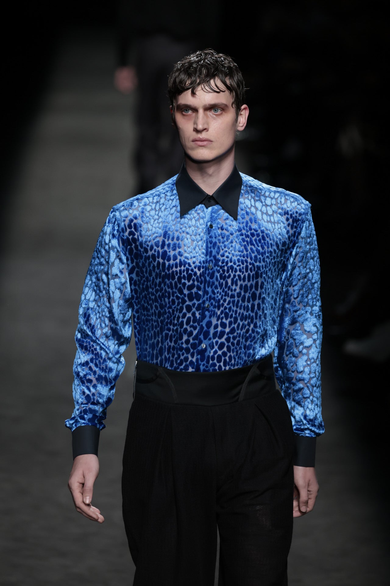 Otrura Otoño/Invierno 2023/24. Los pantalones de tiro alto son una de las apuestas del diseñador para las próximas temporadas.