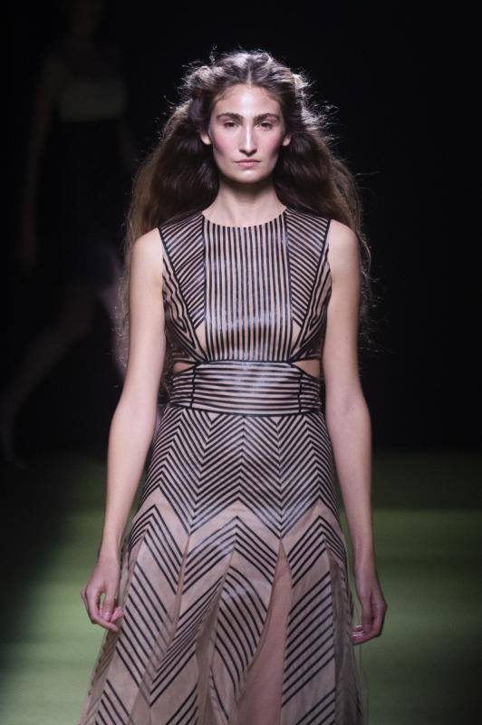 Figuras geométricas en la colección otoño/invierno 2023/24 que la diseñadora Teresa Helbig ha presentado en la Mercedes Benz Fashion Week Madrid y que está inspirada en la figura histórica de Ana Bolena. 