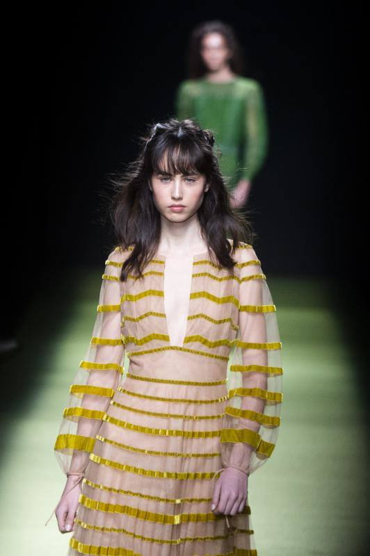 Transparecencias y faldas muy trabajadas en la colección otoño/invierno 2023/24 que la diseñadora Teresa Helbig ha presentado en la Mercedes Benz Fashion Week Madrid y que está inspirada en la figura histórica de Ana Bolena.