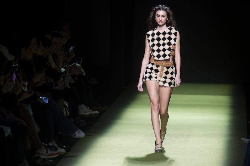 Figuras geométricas en la colección otoño/invierno 2023/24 que la diseñadora Teresa Helbig ha presentado en la Mercedes Benz Fashion Week Madrid y que está inspirada en la figura histórica de Ana Bolena.