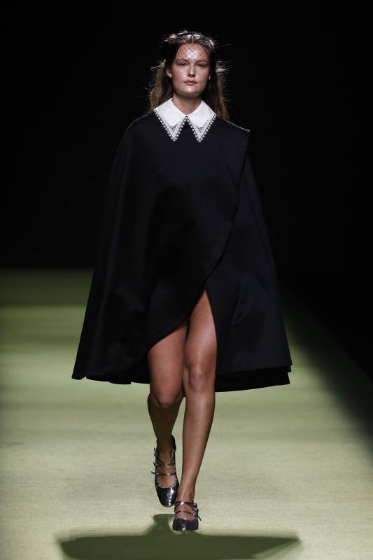 El escote de aire noble y recatado combina con piezas sugerentes y cortas en la colección otoño/invierno 2023/24 que la diseñadora Teresa Helbig ha presentado en la Mercedes Benz Fashion Week Madrid y que está inspirada en la figura histórica de Ana Bolena.