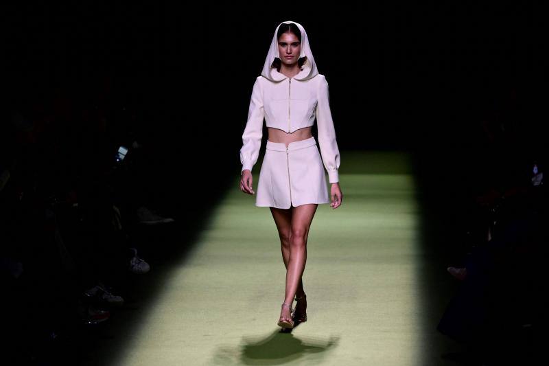 Minifalda y chaqueta con capucha, en la colección otoño/invierno 2023/24 que la diseñadora Teresa Helbig ha presentado en la Mercedes Benz Fashion Week Madrid y que está inspirada en la figura histórica de Ana Bolena.