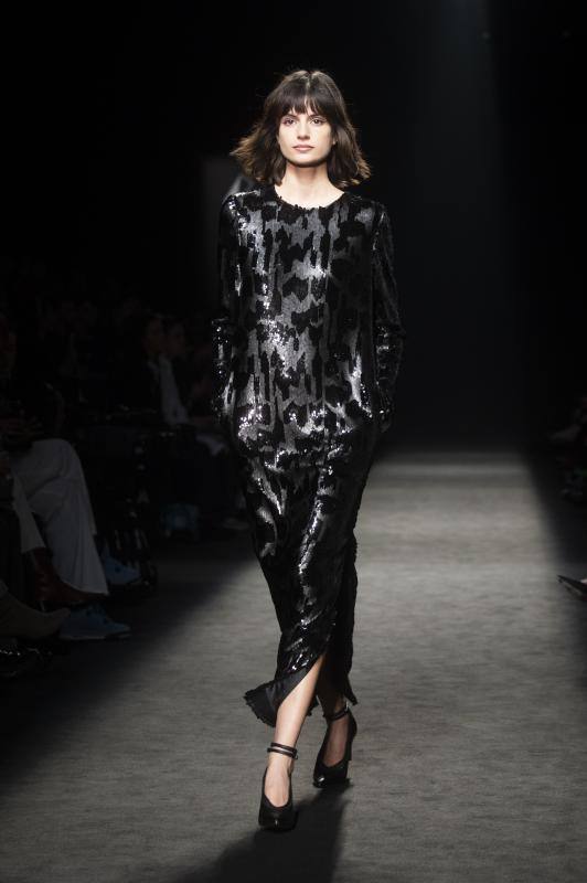 Una modelo, desfilando con un diseño con distintas tonalidades de negro, color fetiche en la colección otoño/invierno 2023 de Roberto Torretta presentada en la MBFWMadrid 