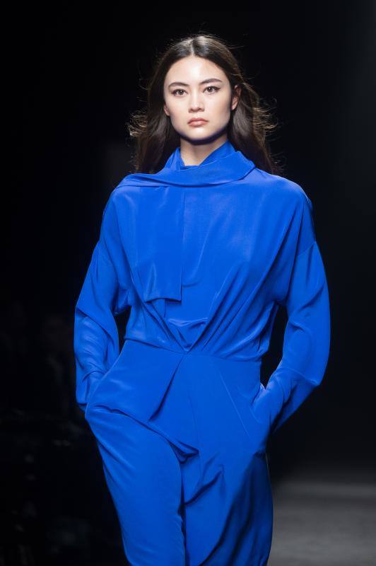Los tonos neutros, como el azul cerúleo, cobran protagonismo en la colección otoño/invierno 2023 de Roberto Torretta presentada en la MBFWMadrid