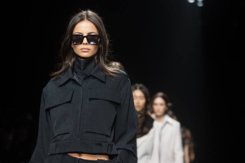 Una modelo, desfilando con un dos piezas en negro, color fetiche en la colección otoño/invierno 2023 de Roberto Torretta presentada en la MBFWMadrid