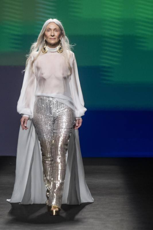 Claro Couture otoño-invierno 2023/24. La modelo Pino Montesdeoca lució un conjunto muy femenino de transparencias y lentejuelas.