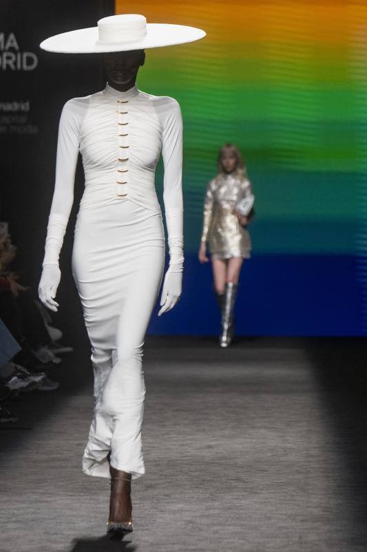 Claro Couture otoño-invierno 2023/24. El diseñador Fernando Claro ha apostado por el blanco, el negro, algunas lentejuelas y toques de verde rabioso en su colección.