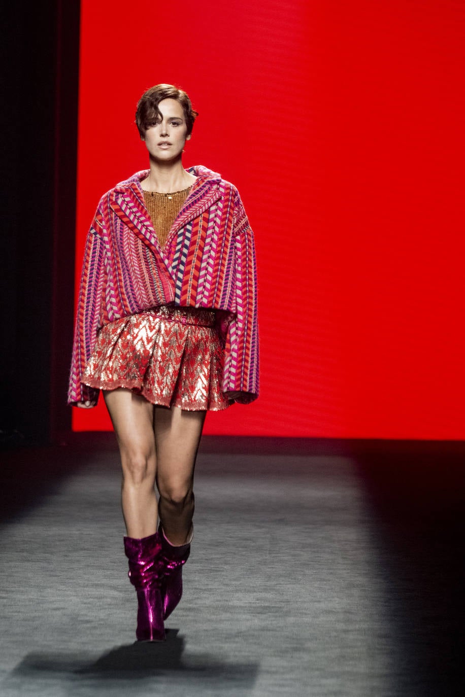 Custo Barcelona otoño/invierno 23/24. El color, como es habitual en la firma, también está presente, invitando a las mujeres a vestirse con alegres tonos metalizados y brillantes también en otoño e invierno. 