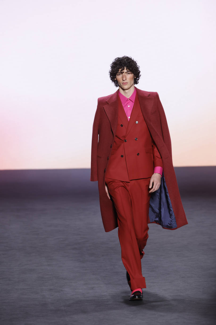 García Madrid otoño/invierno 23/24. También ha habido hueco para propuestas de colores más vibrantes como este traje sastre rojo que se combina con una camisa rosa. 