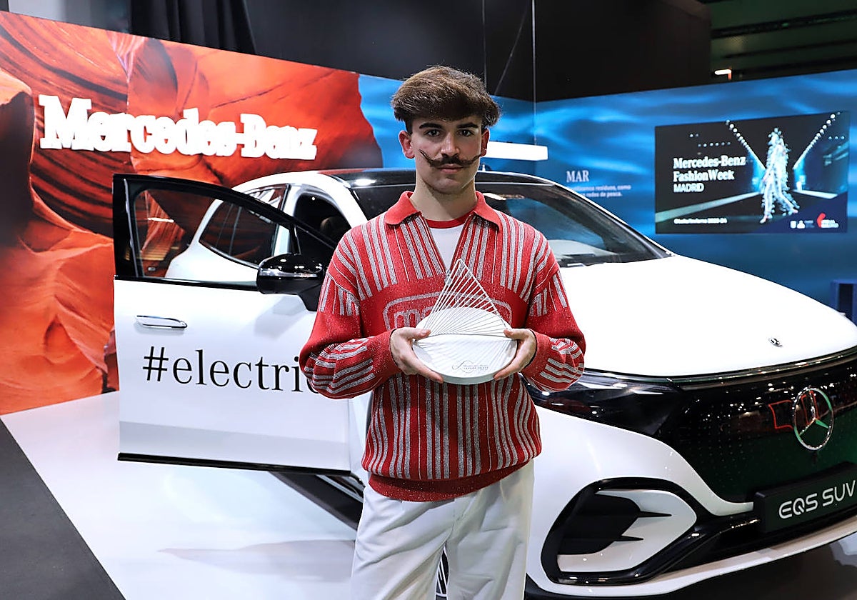 El diseñador Aitor Goikoetxea, creador de la firma Aitorgoikoetxea, ganadora de la nueva edición del premio Mercedes Benz Fashion Talent que reconoce la moda emergente en la Semana de la Moda de Madrid.