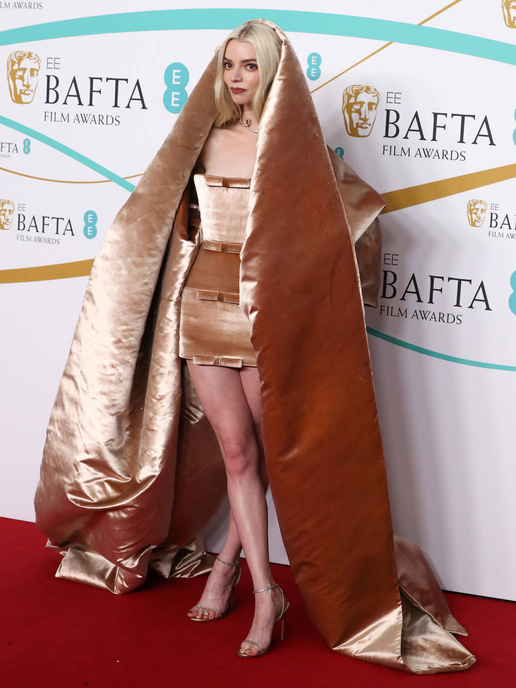 Anya Taylor-Joy eligió un original vestido de la colección primavera-verano 2023 de Schiaparelli que incluía una especie de capa que le cubría la cabeza, y sandalias de Aquazzura.