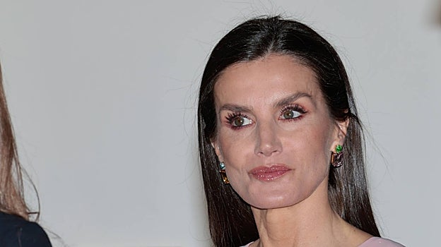 La reina ha estrenado unos originales pendientes de pedrería.