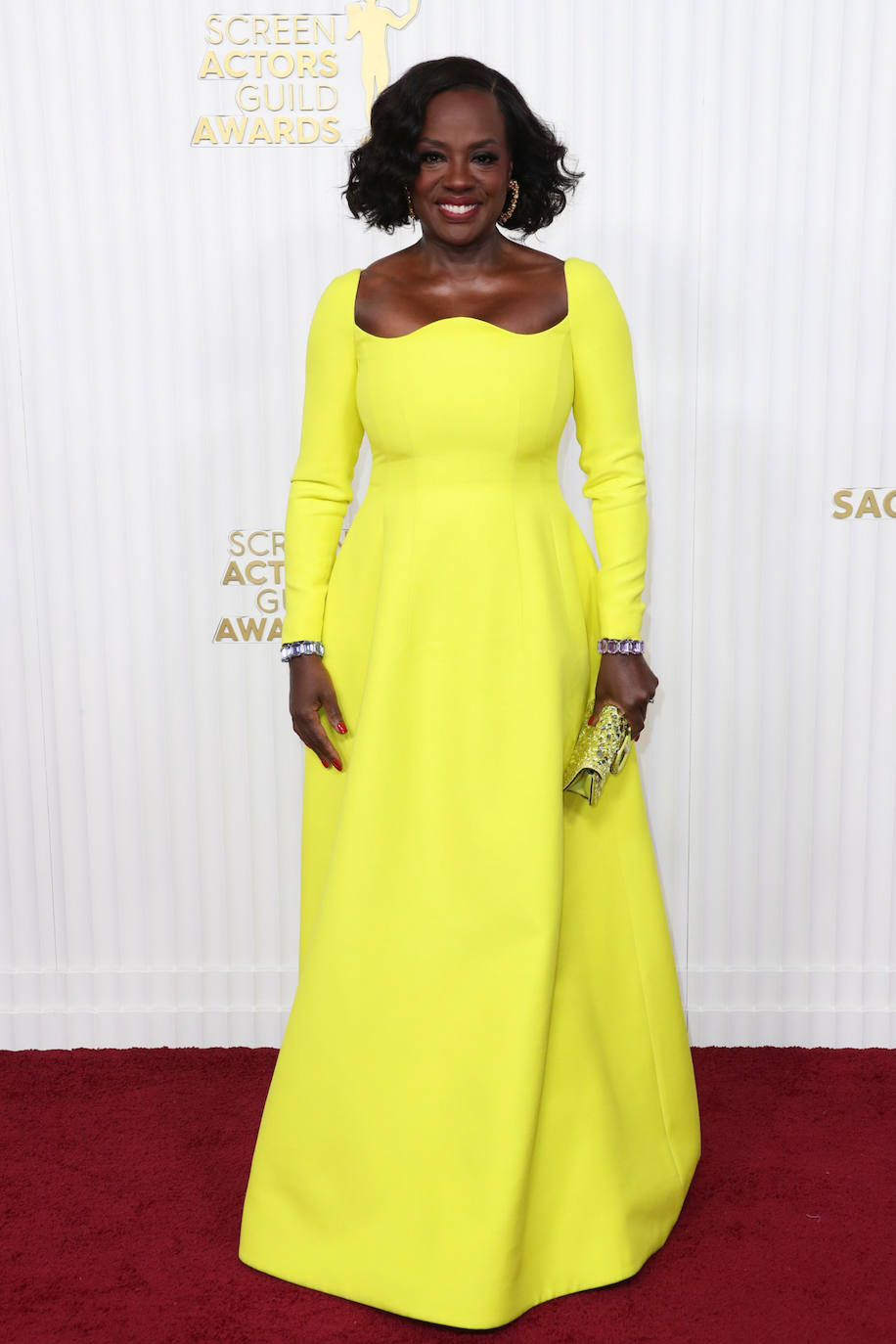 Viola Davis posó en la alfombra roja de los SAG Awards 2023 con un vestido amarillo de Valentino. Lo combinó con un bob ondulado y con un bonito maquillaje que realizó su maquillador de cabecera, el español Sergio López-Rivera. 