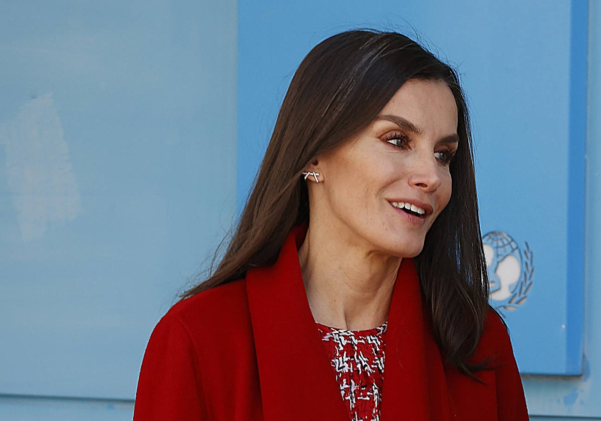 Doña Letizia recupera una blusa con estampado de pata de gallo, el favorito de Kate Middleton.