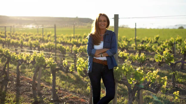 Laura Muga en los viñedos de La Rioja que le inspiraron para crear su firma Uvas Frescas.