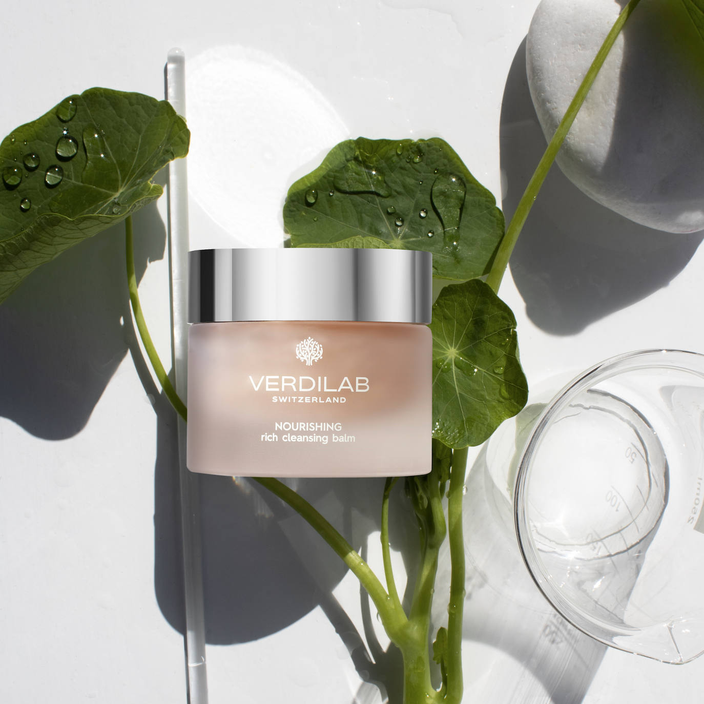 Bálsamo limpiador Nourishing Rich de Verdilab (74 €, en Druni). Cargado de activos botánicos naturales que eliminan el maquillaje y otras impurezas, hidratando y suavizando la piel, para dejar un rostro fresco, revitalizado y radiante. Su relajante aroma y su deliciosa textura son un plus para convertir el momento de la limpieza facial en una auténtica delicia.