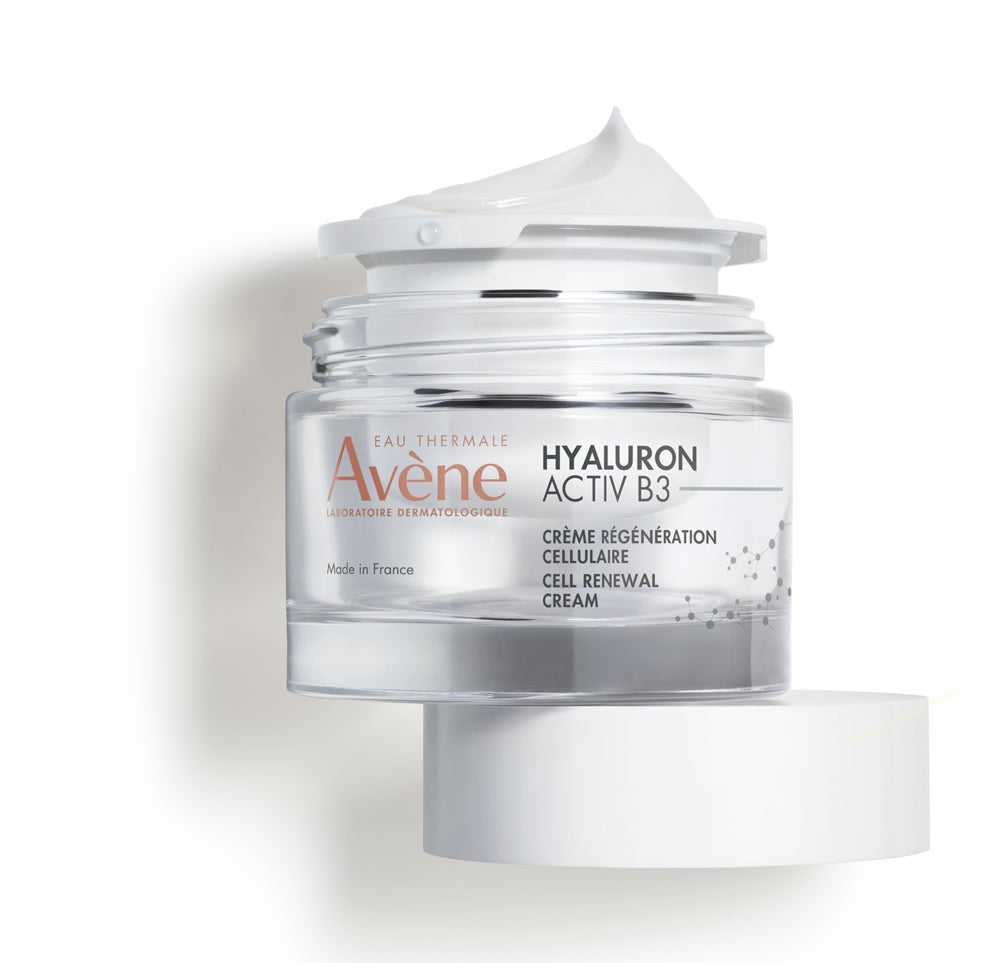 Crema regeneración celular Hyaluron Activ B3 de Avène (41,50 €, 50 ml, y recarga de 50 ml, 35,50 €). Ultrasensorial, confortable y aterciopelada, esta crema, con una textura no grasa y no pegajosa, se distingue por su efecto «tone up» natural que ilumina instantáneamente la piel. En la fórmula destaca la niacinamida y el ácido hialurónico.