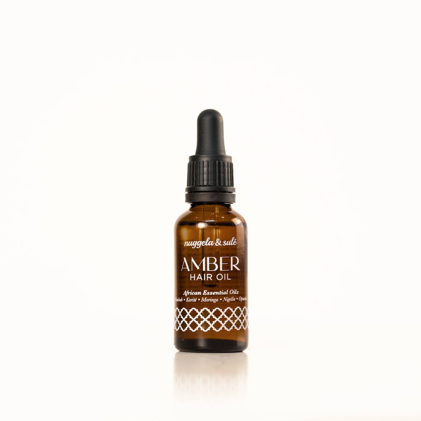 Aceite capilar Amber Hair Oil de Nuggela & Sulé (19,90 €). Este elixir concentra en su fórmula poderosos aceites africanos capaces de regenerar el cabello más dañado para devolver la hidratación, la sedosidad y el brillo. Con efecto antiencrespamiento, refuerza el crecimiento del cabello y ayuda a definir los rizos.
