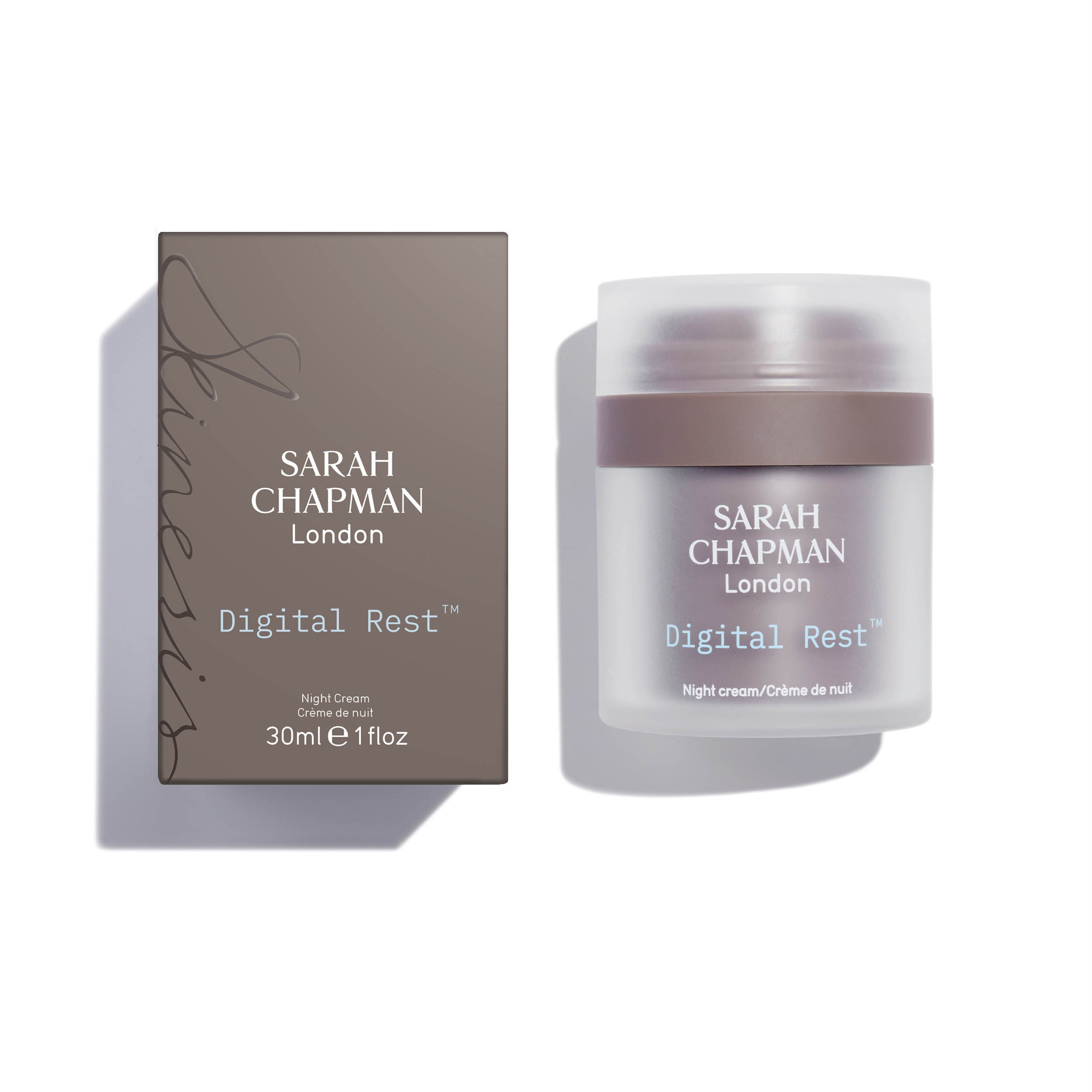 Crema de noche antifatiga Digital Rest de Sarah Chapman (78 €, 30 ml). Fórmula fresca y ligera de color azul (por el extracto de malaquita y las algas verdeazuladas), perfecta para usuarios de dispositivos electrónicos, estilo de vida estresante y falta de sueño. Esta crema antiedad y antifatiga resincroniza el reloj del bienestar cutáneo mientras recarga las defensas contra la polución digital.