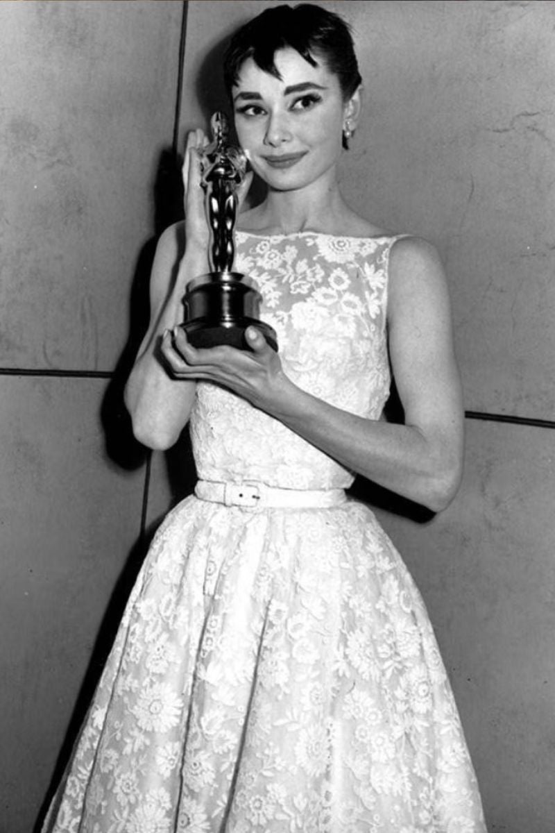 Audrey Hepburn en 1954: 131.292 dólares. La actriz acudió a los Oscar con una reinterpretación del vestido que lució en la película 'Vacaciones en Roma', por la que estaba nominada. Un diseño de Edith Head para Givenchy con cuello a la caja, semitransparencias y mucho vuelo que remató con un fino cinturón que marcaba su esbelta figura. Dicho modelo fue subastado en 2011 por la astronómica cifra de 131.292 dólares.