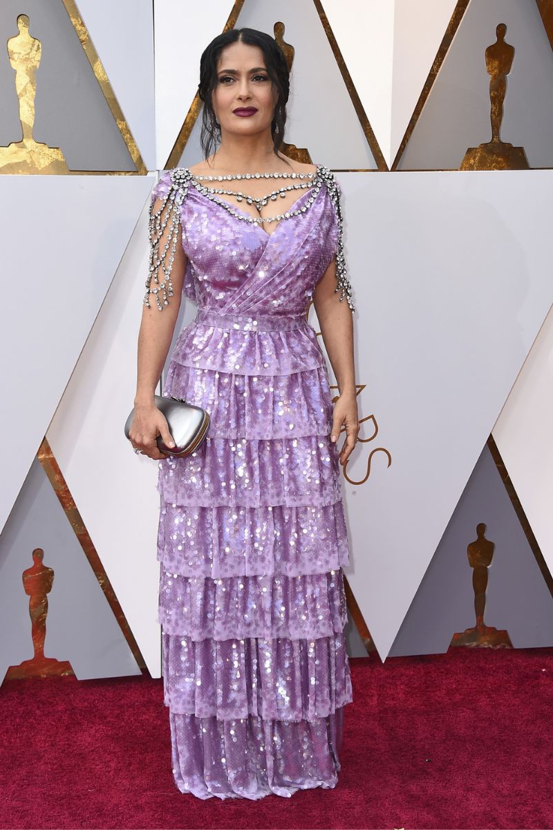 Salma Hayek en 2018. Gucci es su marca de cabecera en la alfombra roja y normalmente suele acertar con sus elecciones. Sin embargo, ese año el modelo elegido, en color morado y compuesto por varias hileras de volantes y pedrería colgante en el escote, se convirtió en uno de los más sonados en redes por las similitudes que compartía con una lámpara.