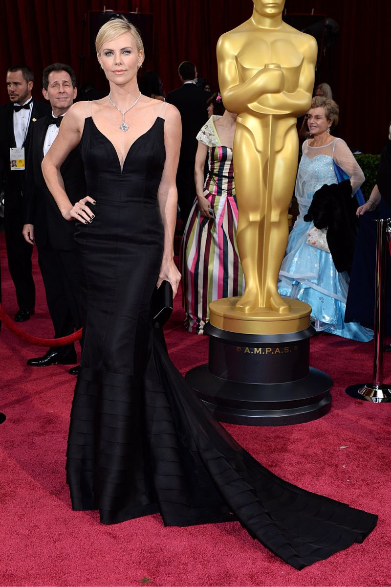 Charlize Theron en 2013: 100.000 dólares. Theron es una de las habituales de los Premios y en 2013 batió su propio récord con un diseño de Dior negro azabache de más de 100.000 dólares. Un modelo con escote palabra de honor, cuerpo sirena y una larga cola con el que derrochó elegancia.