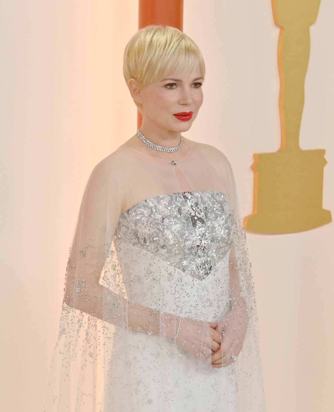 Michelle Williams volvió al corte de pelo pixie con flequillo que lució de forma natural y lo acompañó de labios rojos. 