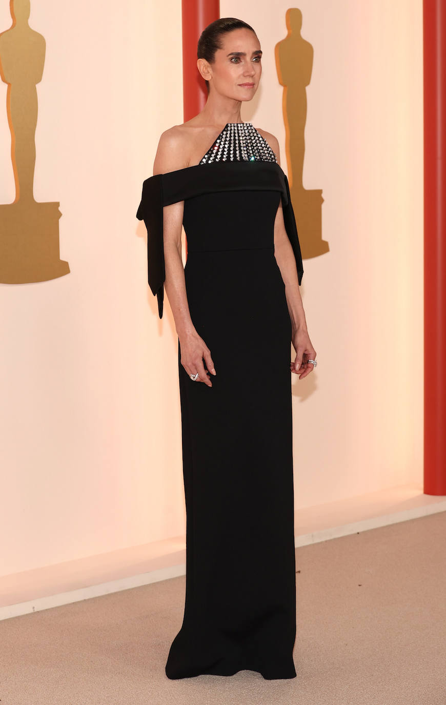 La actriz Jennifer Connelly siempre destaca por su elegancia y discreción. En la gala 95 de los premios Oscar, en la cual ofició de presentadora, lució un vestido de Louis Vuitton. Se trató de un diseño hecho a medida, negro, de escote palabra de honor con cristales bordados. Lo combinó con anillos de la colección de Alta Joyería de la Maison.