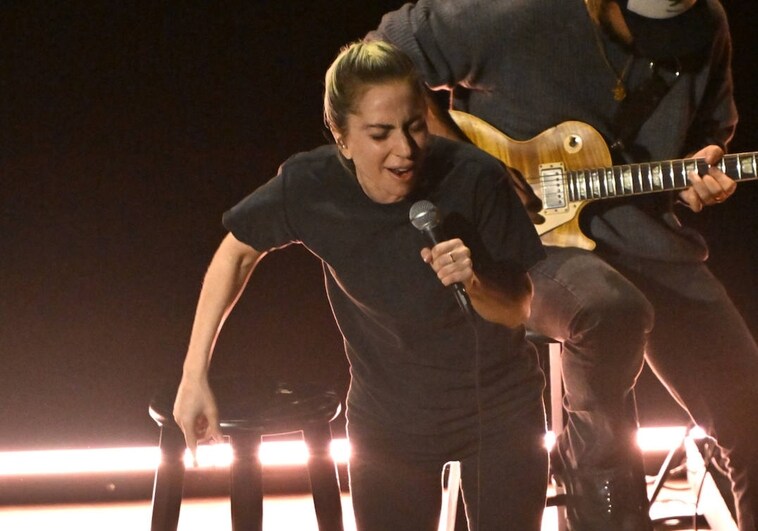 Lady Gaga, sin maquillaje y con jeans rotos para cantar 'Hold my hand' en la gala de los Oscar