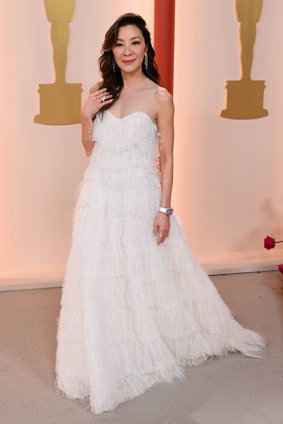 Delicado, el Dior blanco de Michelle Yeoh, que apuesta siempre por menos es más sin renunciar a la moda y la elegancia. El blanco fue uno de los colores que triunfaron en la alfombra roja de Los Ángeles.