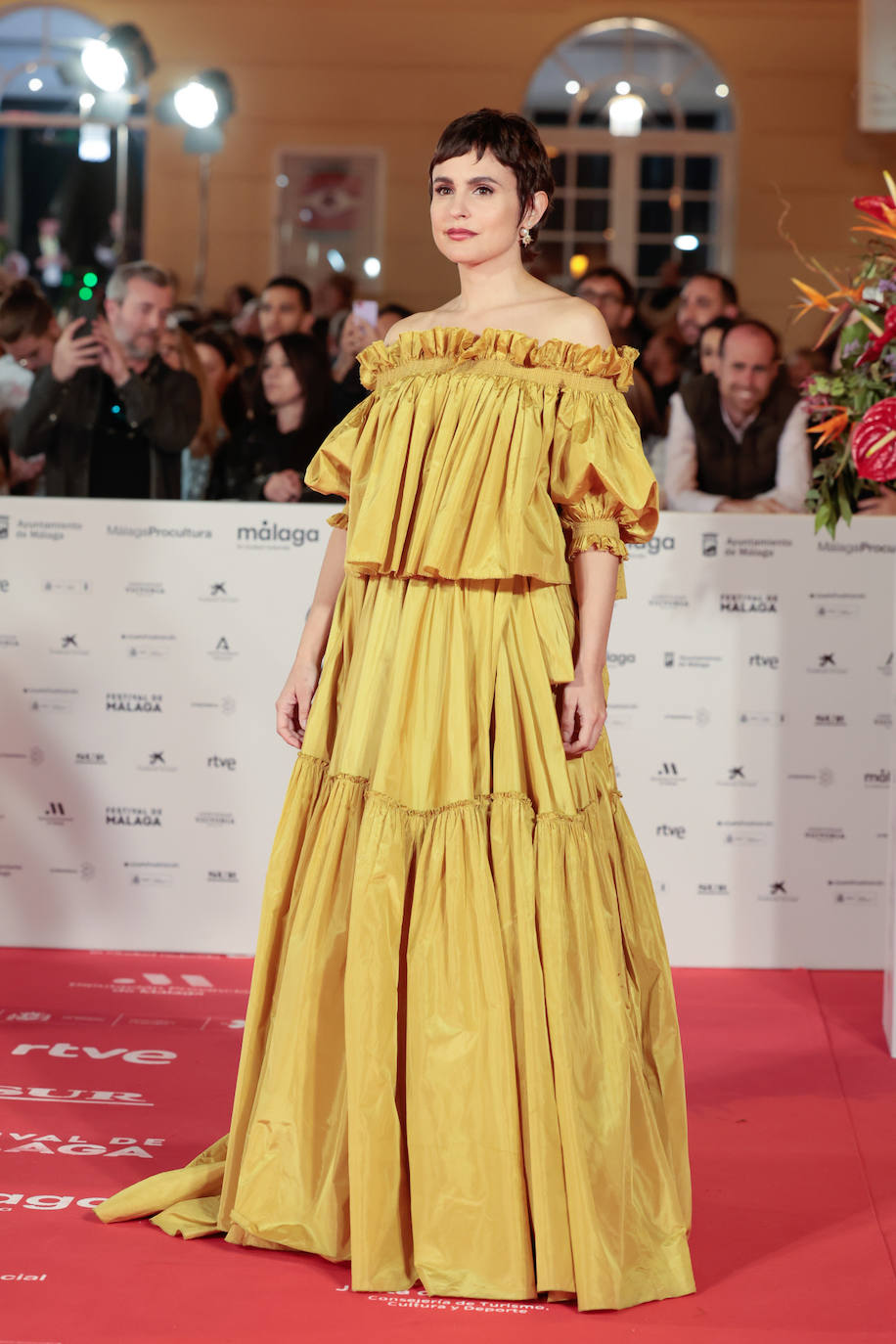 La actriz Verónica Echegui lució un top y una falda de tafetán de seda amarillo Dior Cruise 2023.