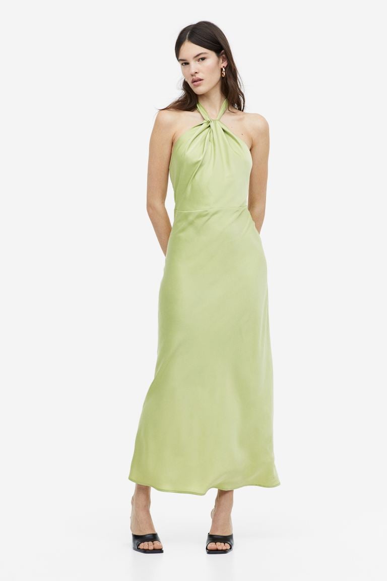 Vestido halter en tejido fluido de satén: 29,99 euros en H&M.