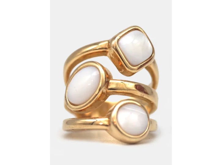 Anillo modelo Trío, de Nunu Barcelona. Un diseño que simula tres en uno. Está compuesto por tres piedras naturales de diferentes geometrías y posiciones. La luz de las piedras y su composición lo convierten en una joya única. Precio: 95€