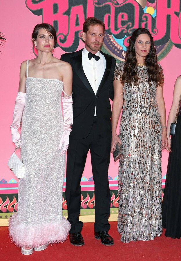 Calorta Casiraghi, muy elegante con un vestido de Chanel, ha posado junto a su hermano Andrea y la mujer de este, Tatiano Santo Domingo que también eligió un vestido metalizado.