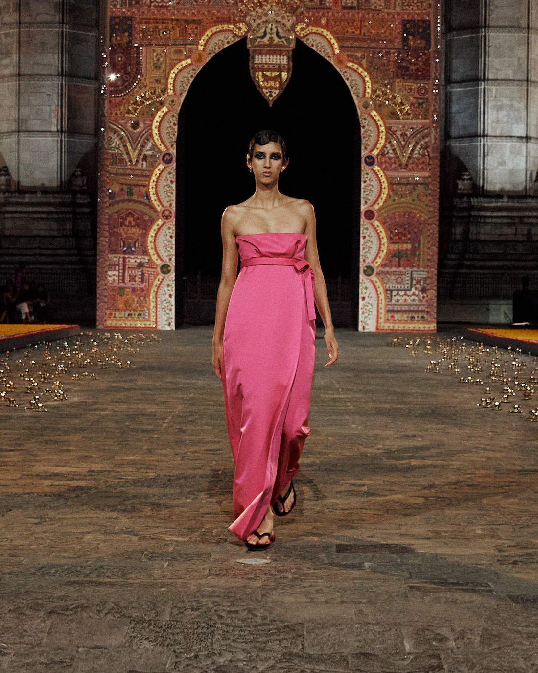 Vestido palabra de honor en color rosa de la colección Dior Fall 2023. 