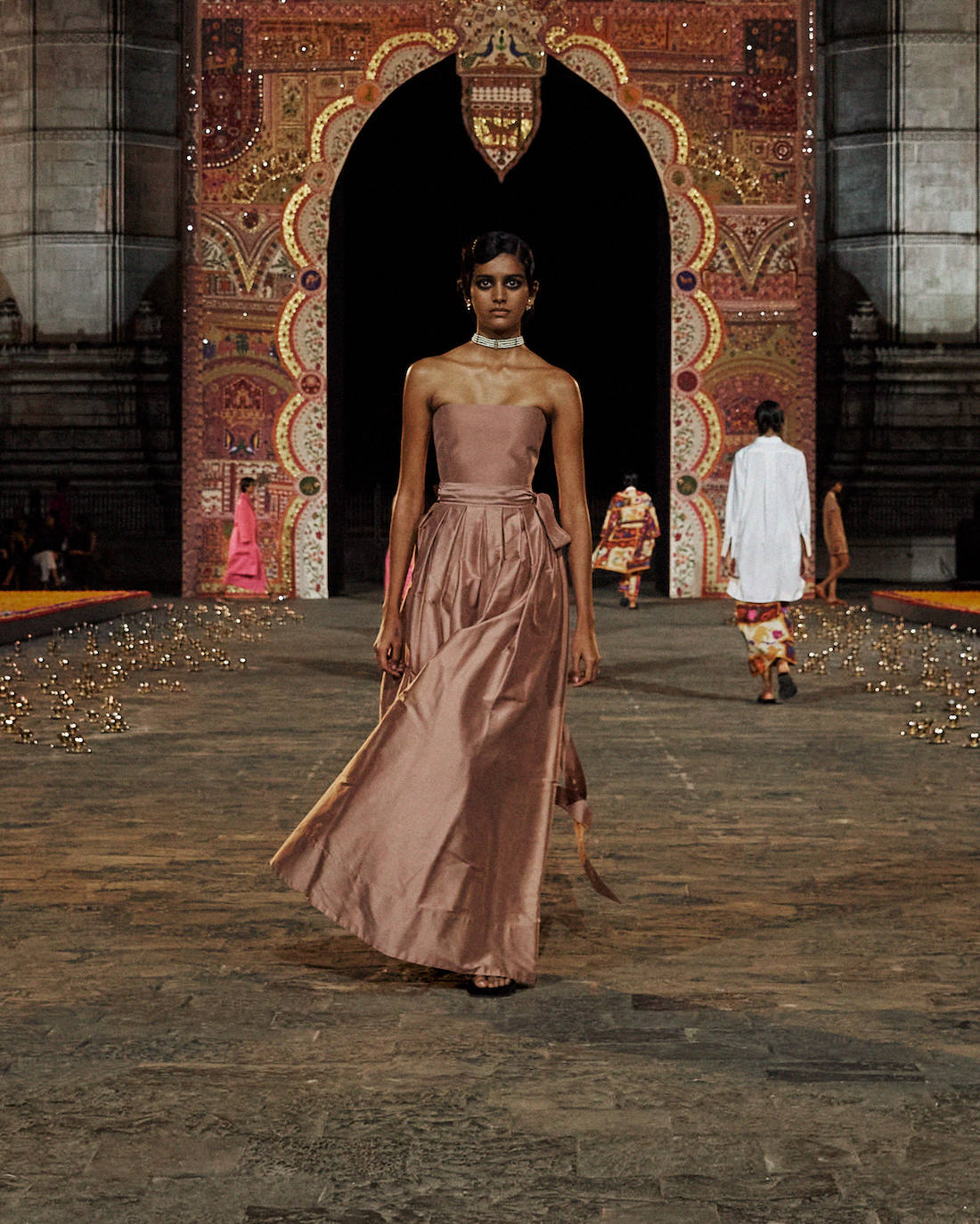 Vestido de seda en color marrón de la colección Fall 2023 Dior. 