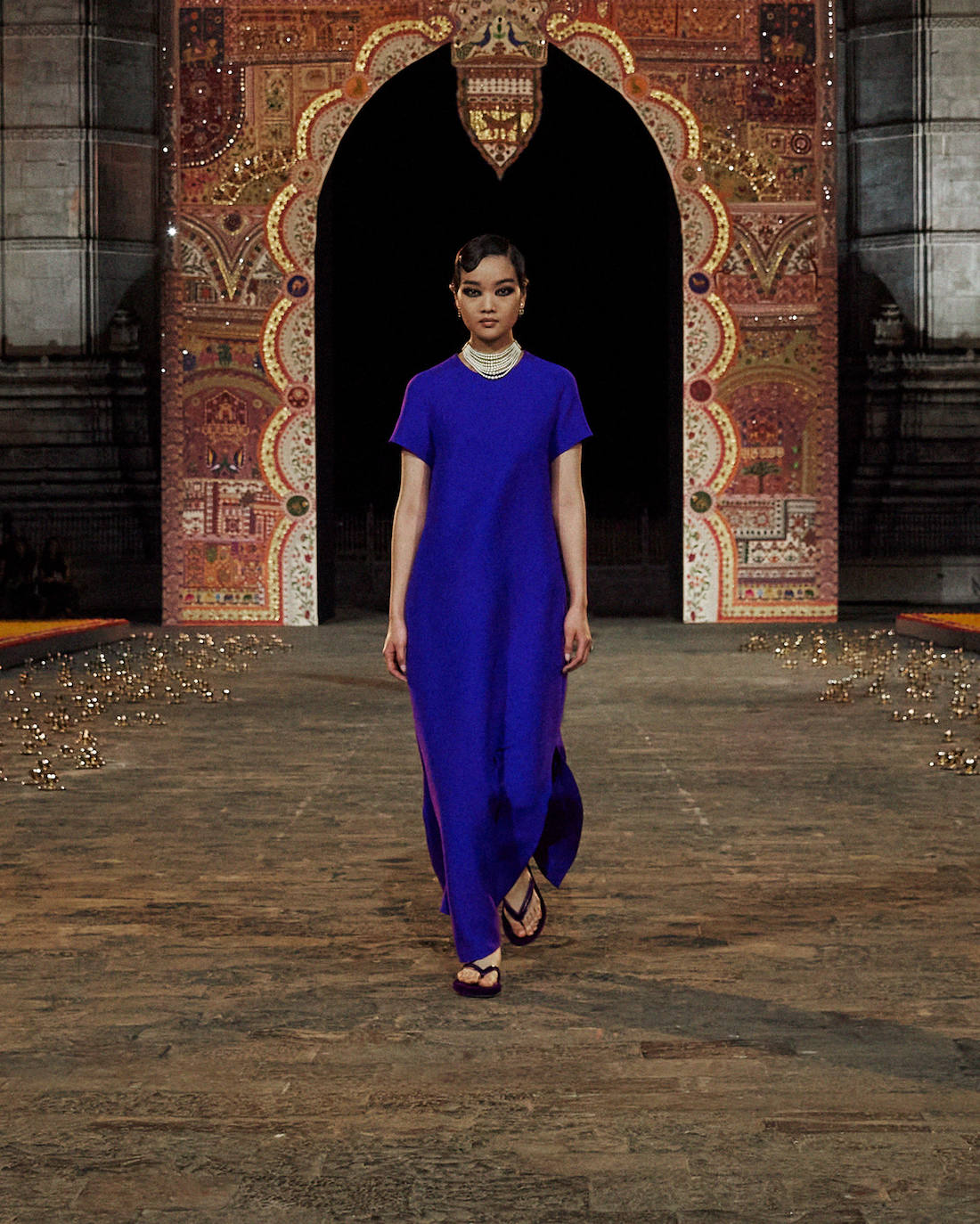 Vestido con aberturas laterales, inspirado en las siluetas tradicionales de la India. 