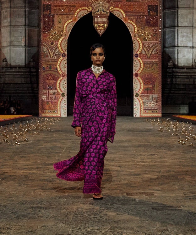 Uno de los looks de la colección Otoño 2023 de Dior, utilizando la antigua técnica de la estampación en bloque para lograr este estampado floral.