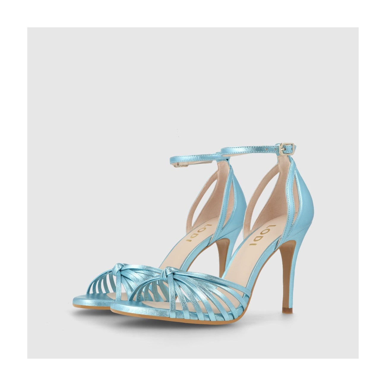 Sandalias de tacón de mujer en piel metalizada de color azul y detalle de nudo con tiras: 159 euros en Lodi.