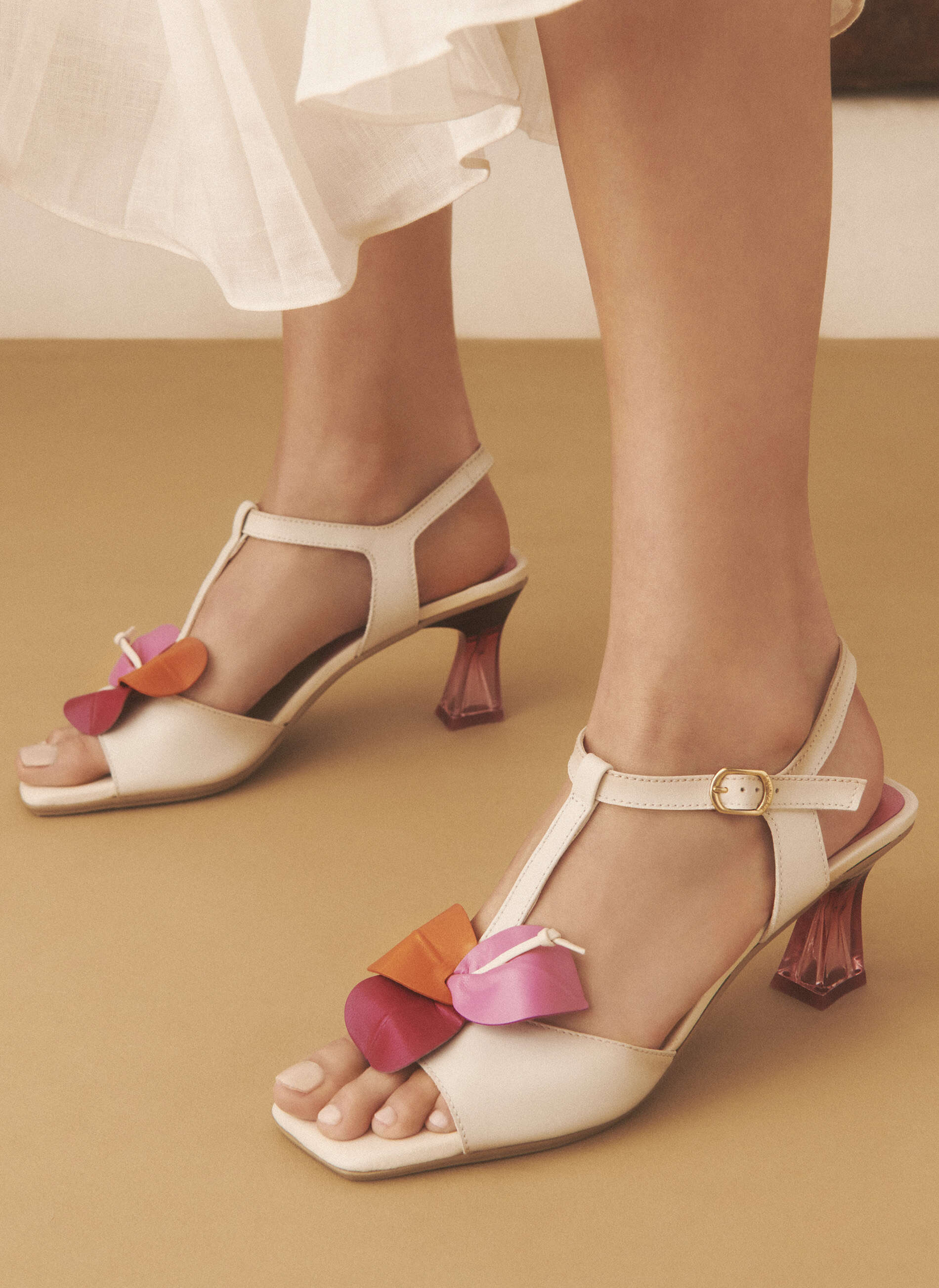 Sandalia elaborada en piel con tacón de 6,5 cm: 129,90 euros en Hispanitas.