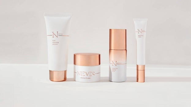 La firma de la modelo, Nieves, se vende en su propia web, pero estará disponible también en la parafarmacia de El Corte Inglés después del verano. Contar con el downstream de los farmacéuticos es fundamental para ella.