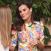La reina Letizia estrena vestido con estampado de flores que cuesta menos de 100 euros