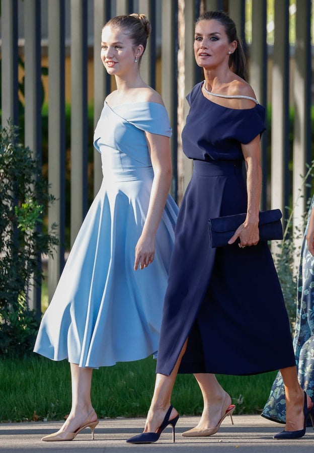 Letizia se vistió con la firma de Bourat y Leonor en la entrega de premios Princesa Girona 2022 junto a Miphai.